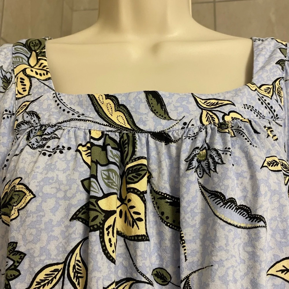 EUC Ann Taylor Factory lightweight flowered short sleeved top, size Small